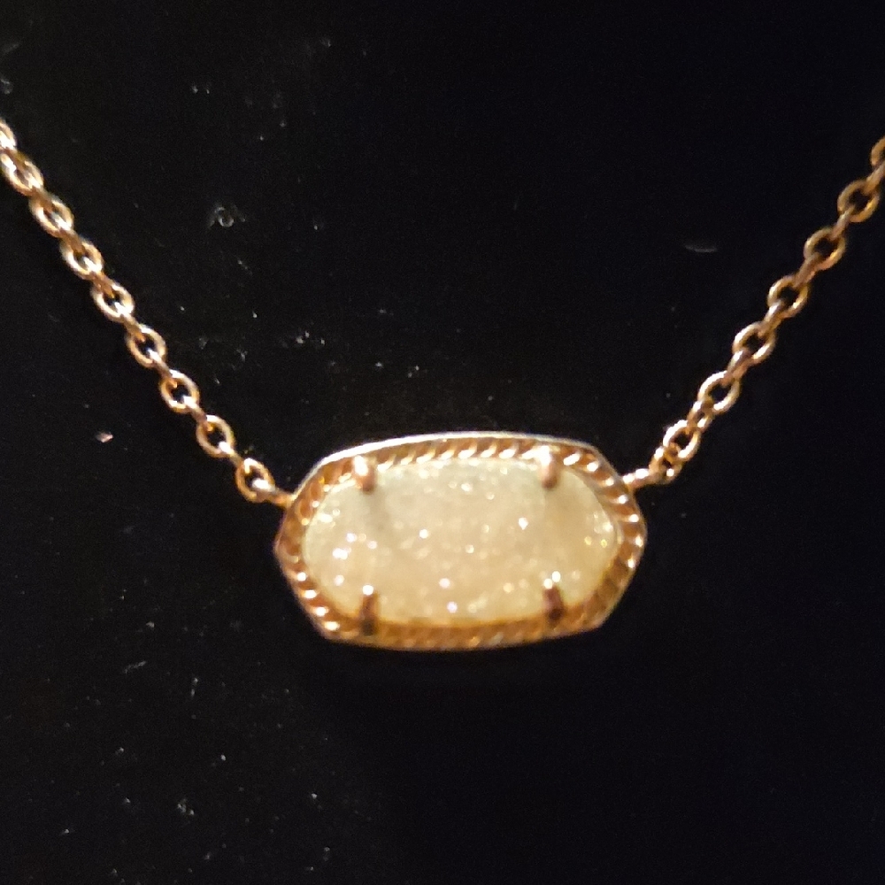 Kendra Scott Gold Pendant Necklace🤑FINAL PRICE🤑 - Picture 2 of 3